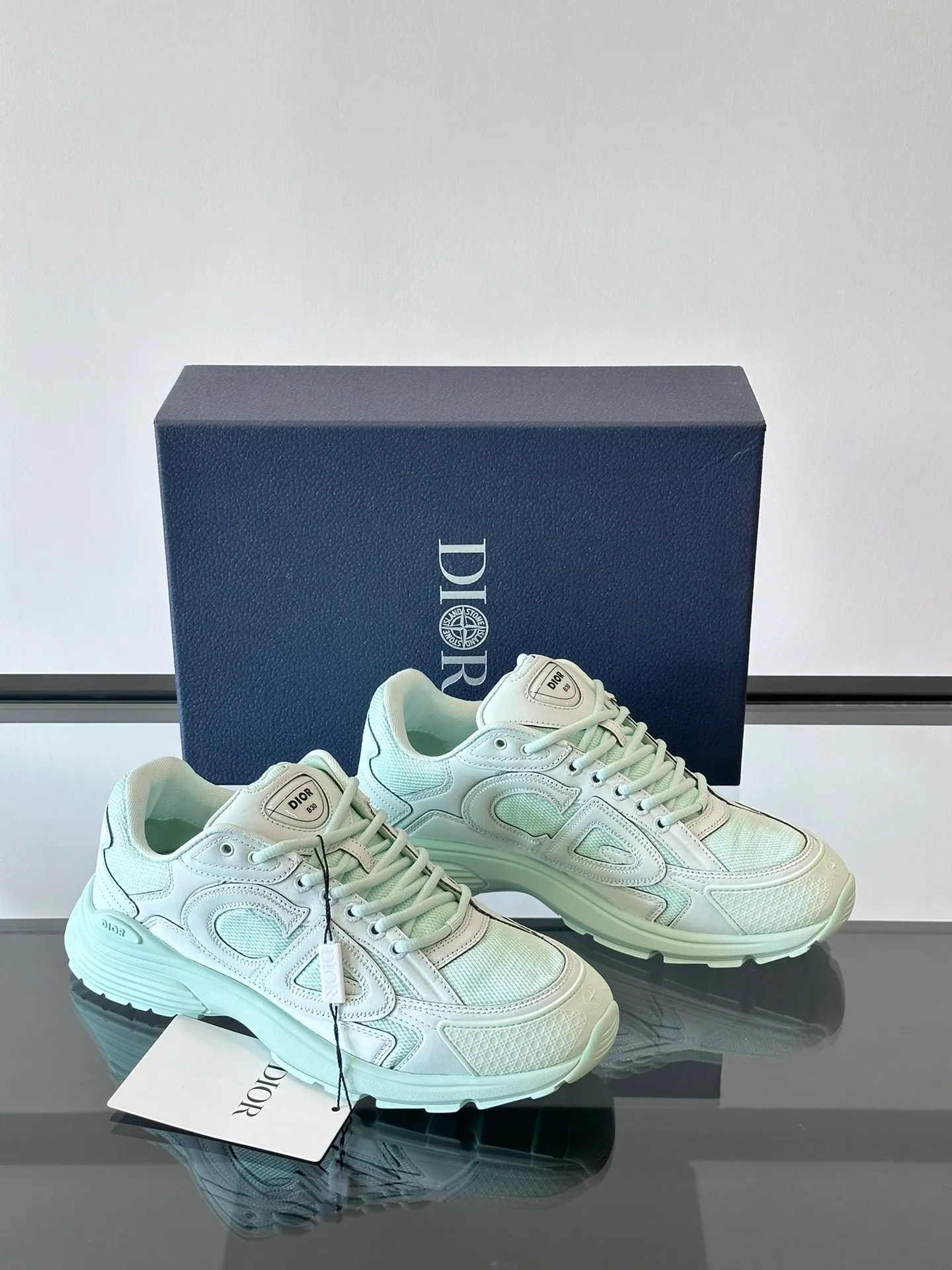 p400《Dio*》Dior B30 series sports shoes, multi-color mesh fabric and multi-color technical fabrics, this season's new B30 low-top sports shoes are one of the flagship styles of the series. Crafted from multicolor mesh and technical fabrics, it's finished with a reflective "CD30" graphic and silver-toned "DIOR B30" and "CD30" logos on the heel and tongue. An extra-light, sculpted rubber sole with signature accents adds style, while internal stretch details create ideal comfort. It can be matched with various casual styles to show a fashionable and modern sports style. Size: 38-44 (45-46 customized)